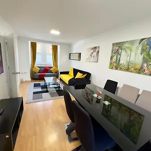 Apartment 3 Bedrooms 3 Bathrooms Spacious House, Reception, Kitchen, Garden, Parking, London